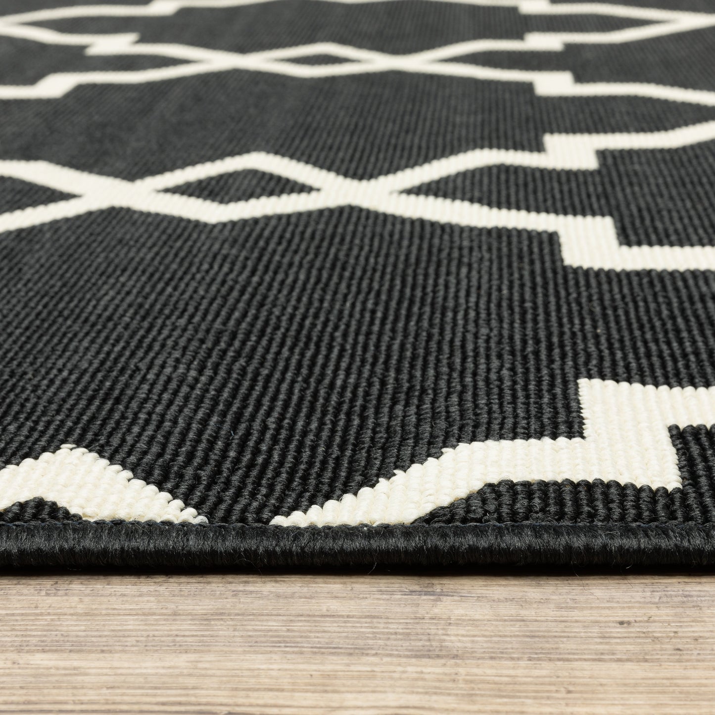 Vista Home Malta Lattice Black/ Off-White Indoor Outdoor Area Rug.